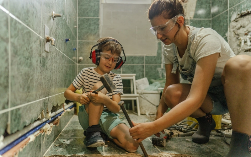 Mutter und Sohn renovieren gemeinsam ein Badezimmer