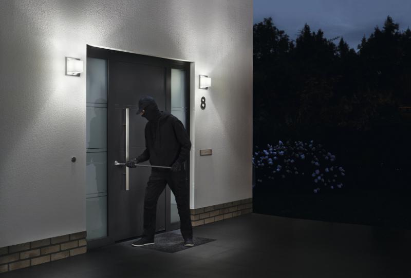 Einbrecher versucht mit Kuhfuß eine Haustür einzubrechen