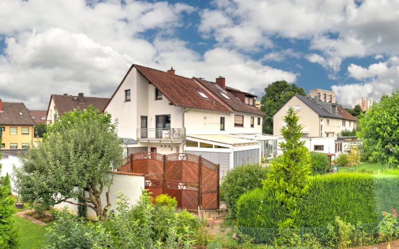 Grüner Garten in Wohnsiedlung