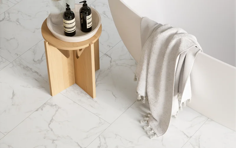 freistehende Badewanne und Beistelltisch auf Boden in Marmoroptik