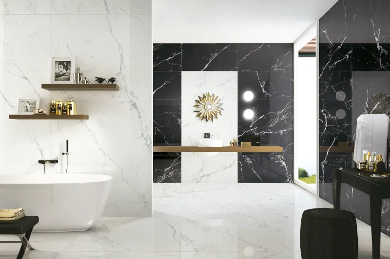modernes Badezimmer mit Wand und Bodenbelägen im Marmor-Optik