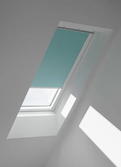 Modernes Dachfenster mit blauem Rollo, Lichtstrahlen.