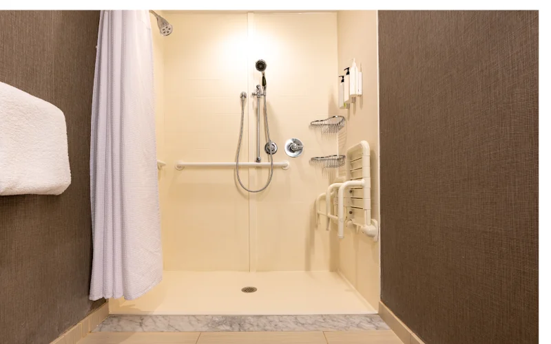Barrierefreies Badezimmer mit Sitz und Griffen in der Dusche