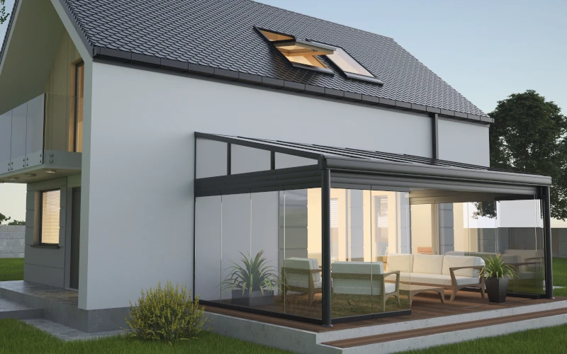 Ein verglaster Wintergarten an einem Einfamilienhaus