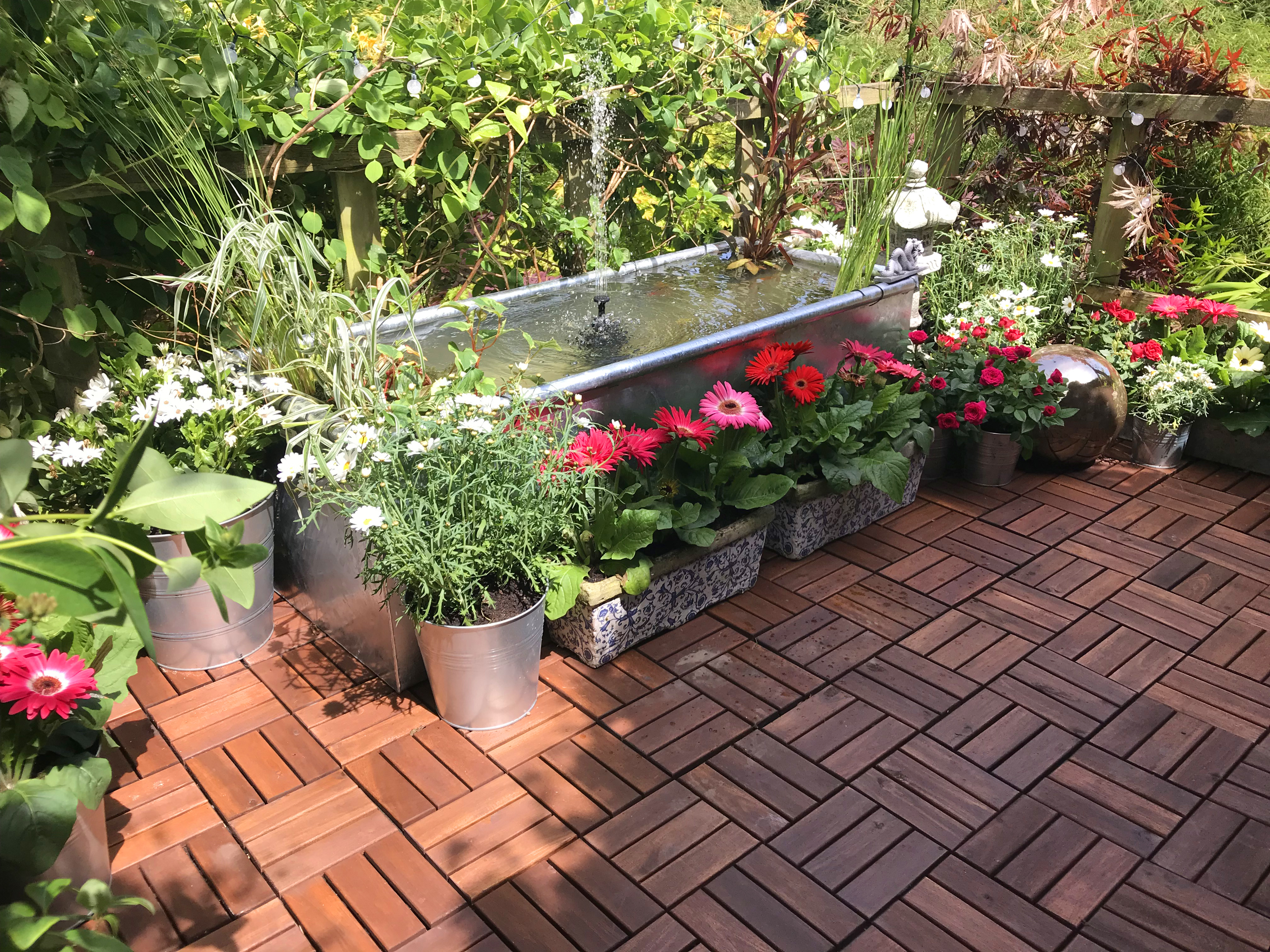 Blumentöpfe auf einer Holzterrasse