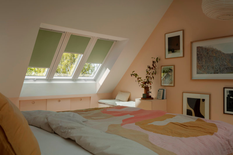 Velux Sonnenschutzelemente in grün an Dachfenstern montiert