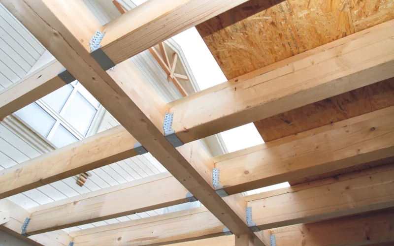 Balkenkonstruktion mit OSB-Platten bedeckt