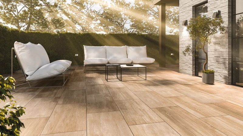 Terrasse mit Platten in Holzoptik und Sitzmöbeln