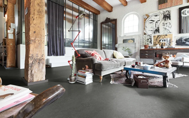 Loft mit hohen Decken, viel Deko und schwarzem Design-Fußboden