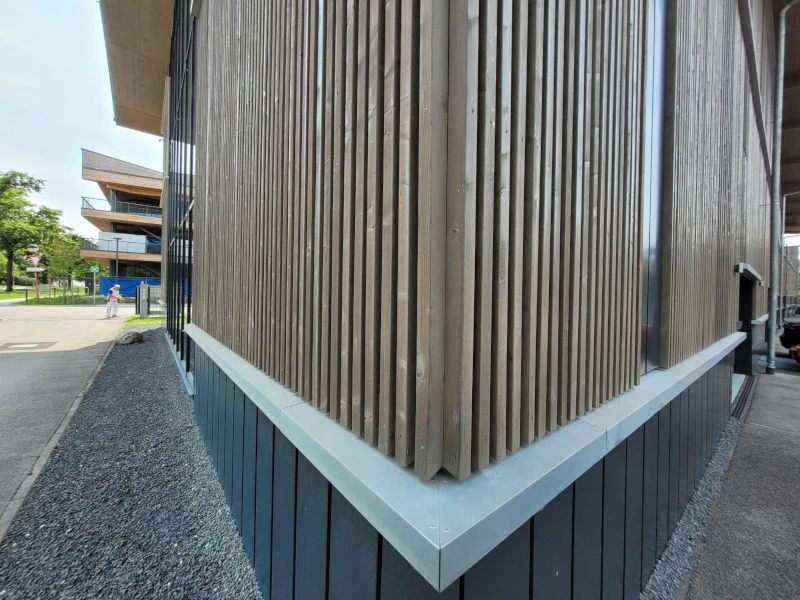Senkrechte-offene-Holzfassade-Beitragsbild2.webp