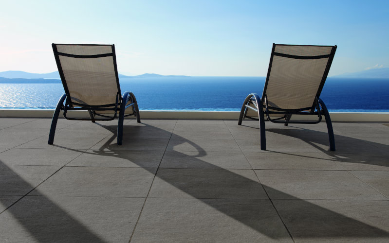 Aussicht aufs Meer von einer Terrassenplatte