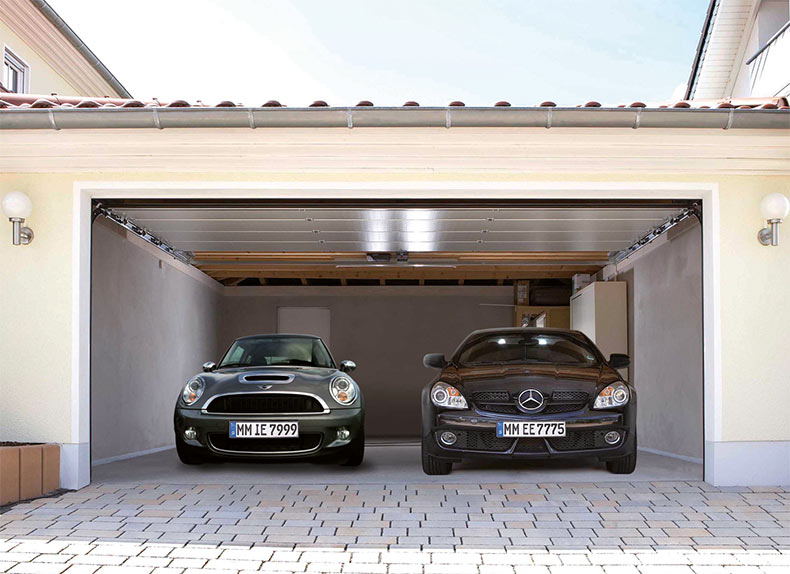 Zwei Autos stehen in einer Garage.