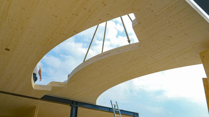 Ansicht eines Holzhauses im Bau mit offenen Decken