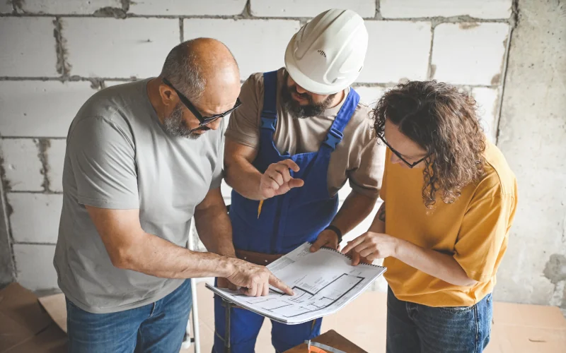 Handwerker und Auftraggeber sprechen über Renovierungspläne
