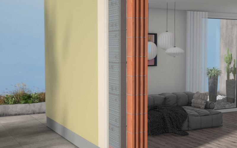 Frau steht neben einer Fassade zu einem Wohnzimmer