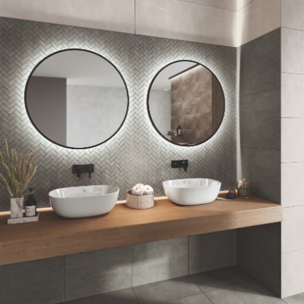 Badezimmer mit Waschtisch-Nische mit zwei Waschbecken und zwei Spiegeln