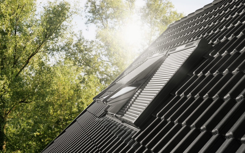 Halb geöffnetes Velux-Fenster an einem Schrägdach