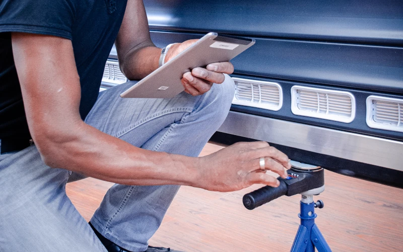 Einstellungen am Rolltor einer Garage werden übers Tablet vorgenommen
