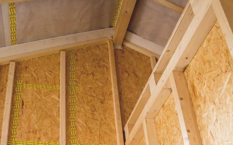 Haus im Bau mit Wand und Decke aus OSB Platten