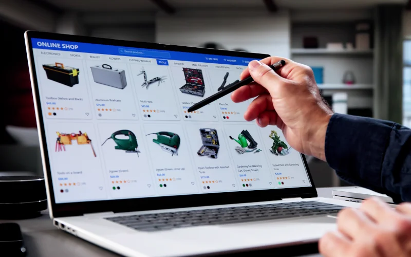 Laptop mit Onlineshop und unterschiedlichen Bauprodukten