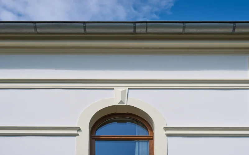 weiße Villa-Fassade mit Fenster und Regenrinne