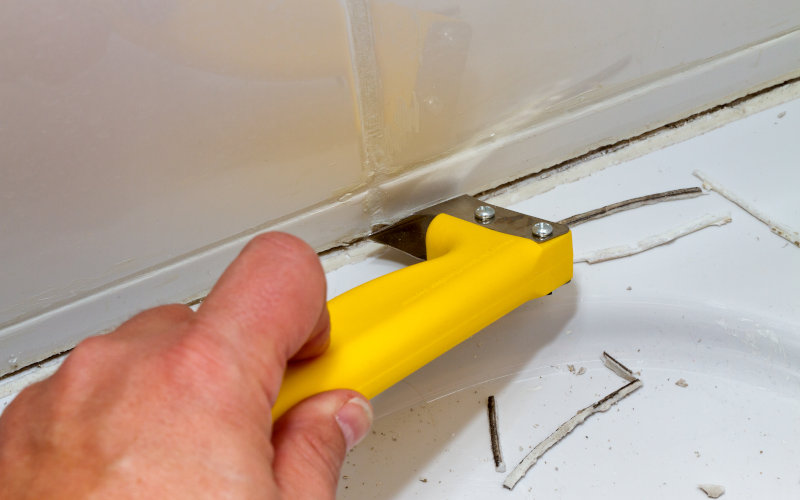Badezimmer mit grauer Wand und Musterwand und Retroeinrichtung