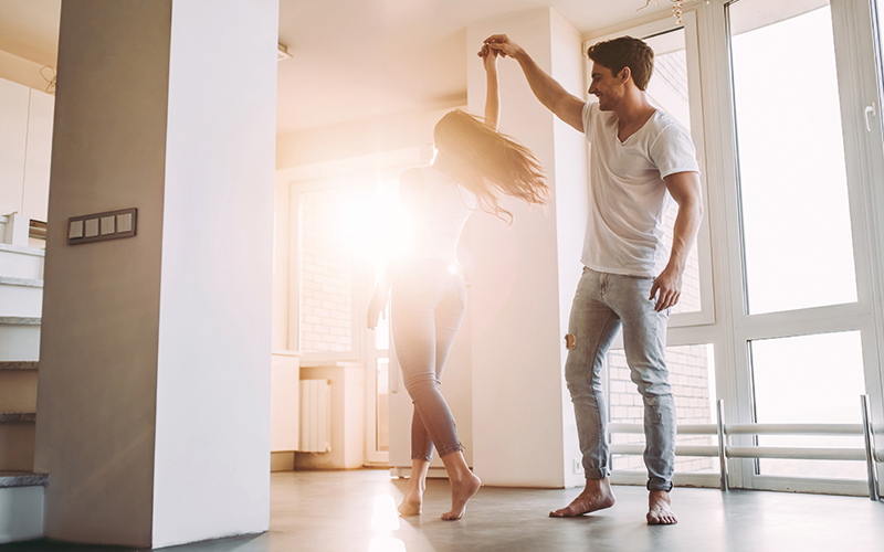 Pärchen tanz in renovierter Wohnung