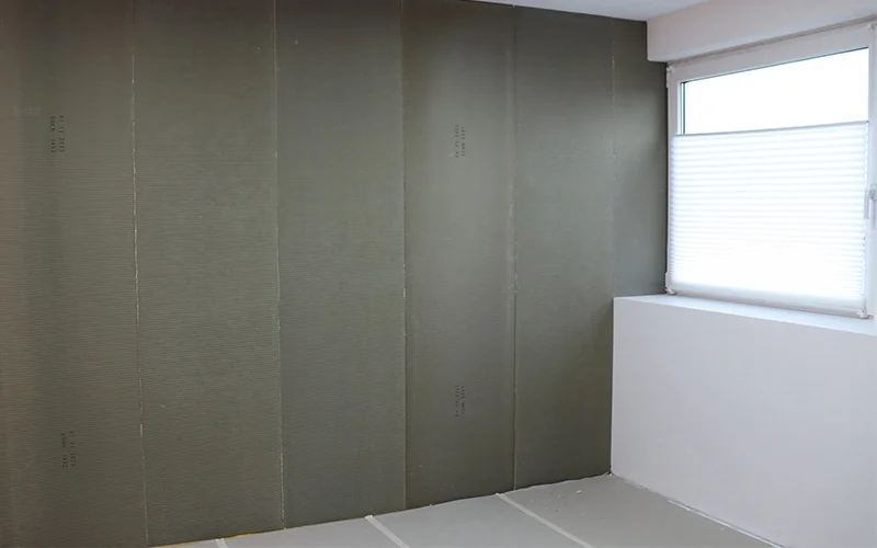 Wohnraum mit Bauplatten bedeckter Wand