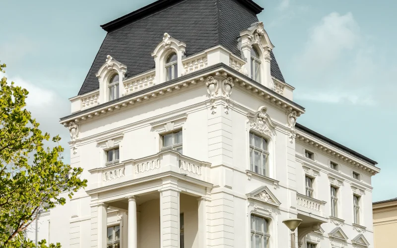 Fassaden von einem großen schnörkeligen Altbau