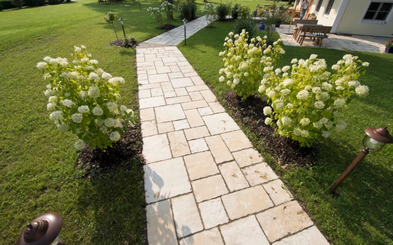 Trittweg aus Sandsteinen der durch einen Garten führt