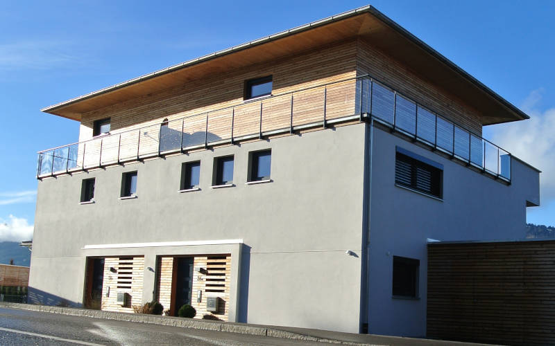 Wohnhaus mit grauer Fassade