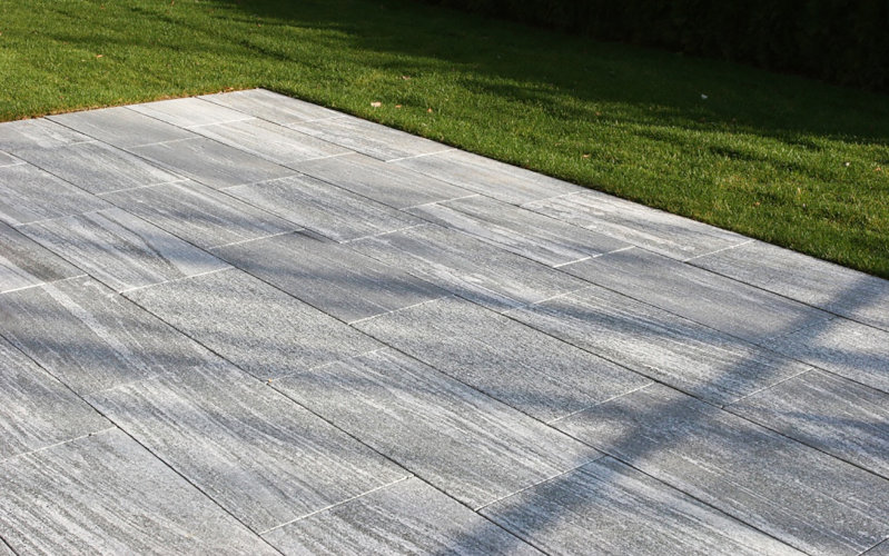 Helle graue Pflastersteine für eine Terrasse