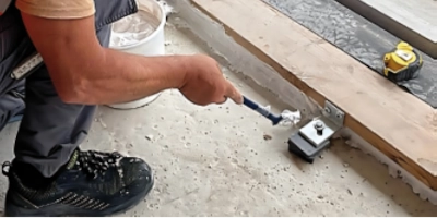 Handwerker wendet Tremco Produkt an