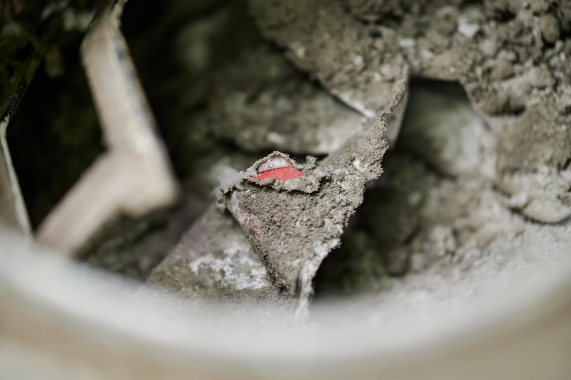 Zementmischer mit trockener Betonmischung und Farbpigment für Verarbeitung