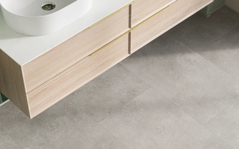 Waschtisch aus Holz mit Waschbecken und grauem Design-Bodenbelag