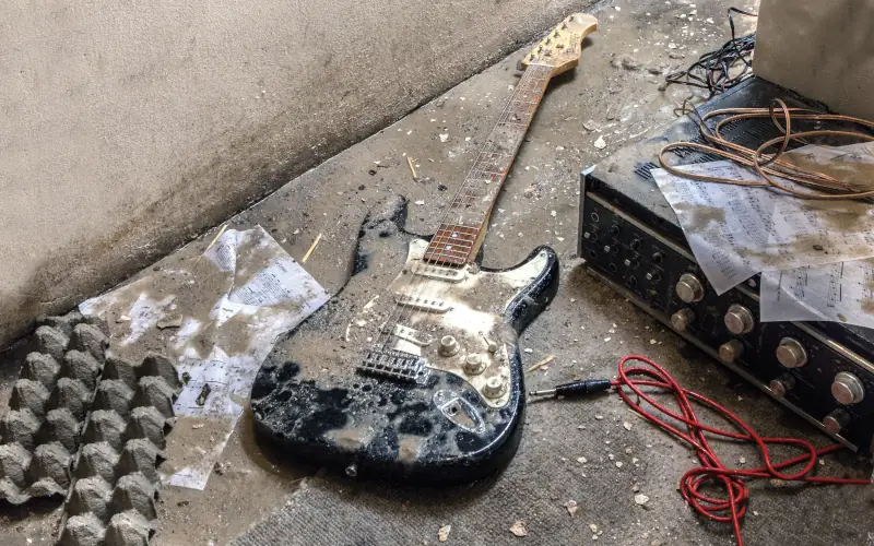 ein Kellerraum mit Musikinstrumente beschädigt durch Hochwasser