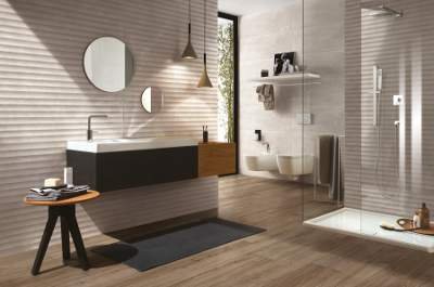 Gemusterte Wandfliesen in einem Badezimmer