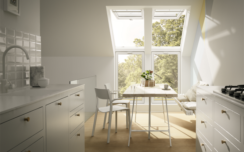 Küche mit eleganter Verbindung von Dachfenster und Fassadenelementen