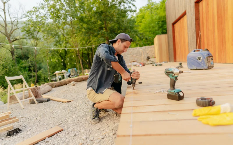 Heimwerker baut einen Terrassenboden zusammen