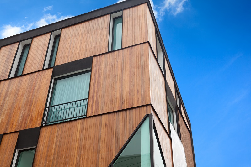 modernes Geschäftsgebäude mit Holzfassade