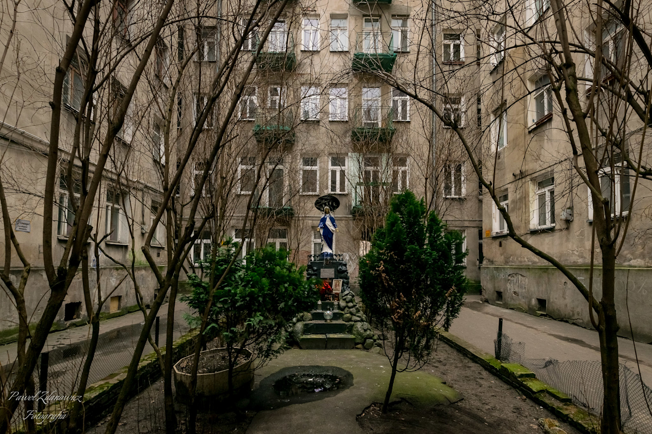 Капличка на вулиці Бжеській, 11, Варшава. Фото: Павел Зданович