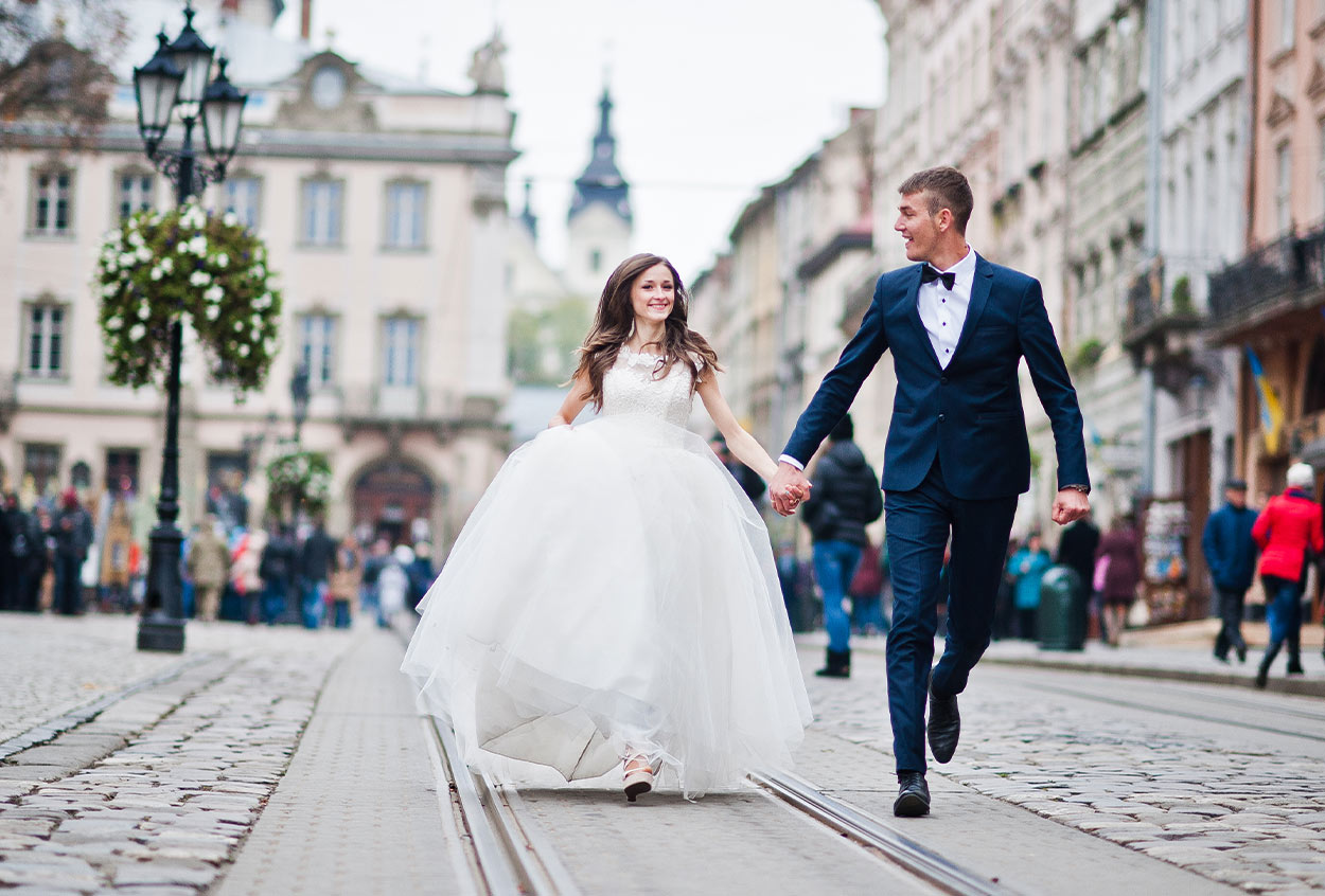 bride-and-groom-running-through-city-street