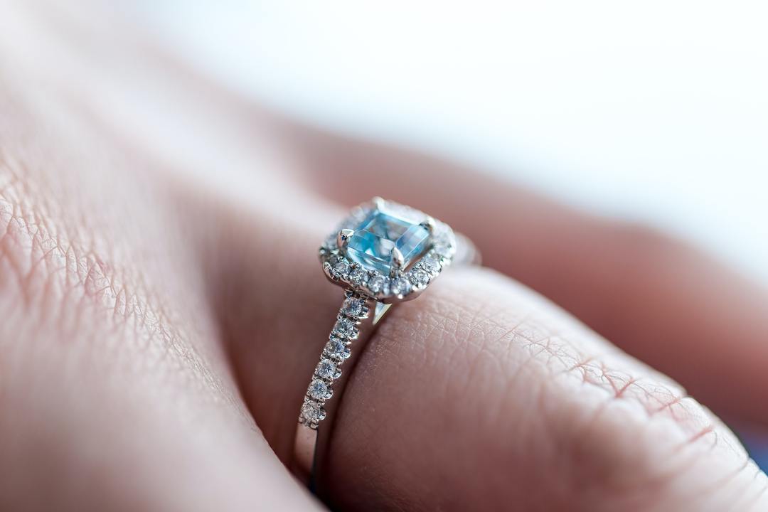 How to Tell the Clarity of Diamonds - diamond ring
