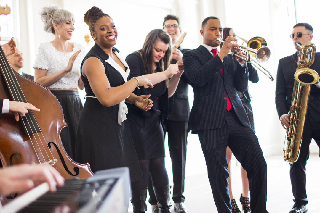 How to Entertain Guests Between the Wedding and Reception