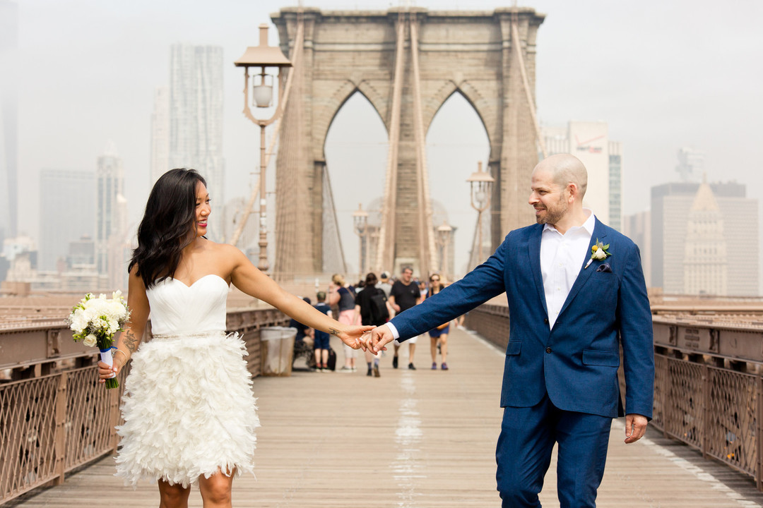 bride and groom on brooklyn bridge