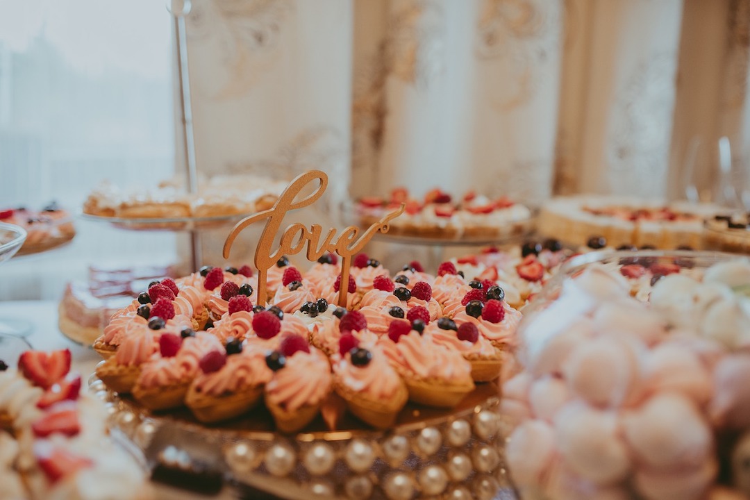 Wow Your Guests With a Delicous Wedding Dessert Bar