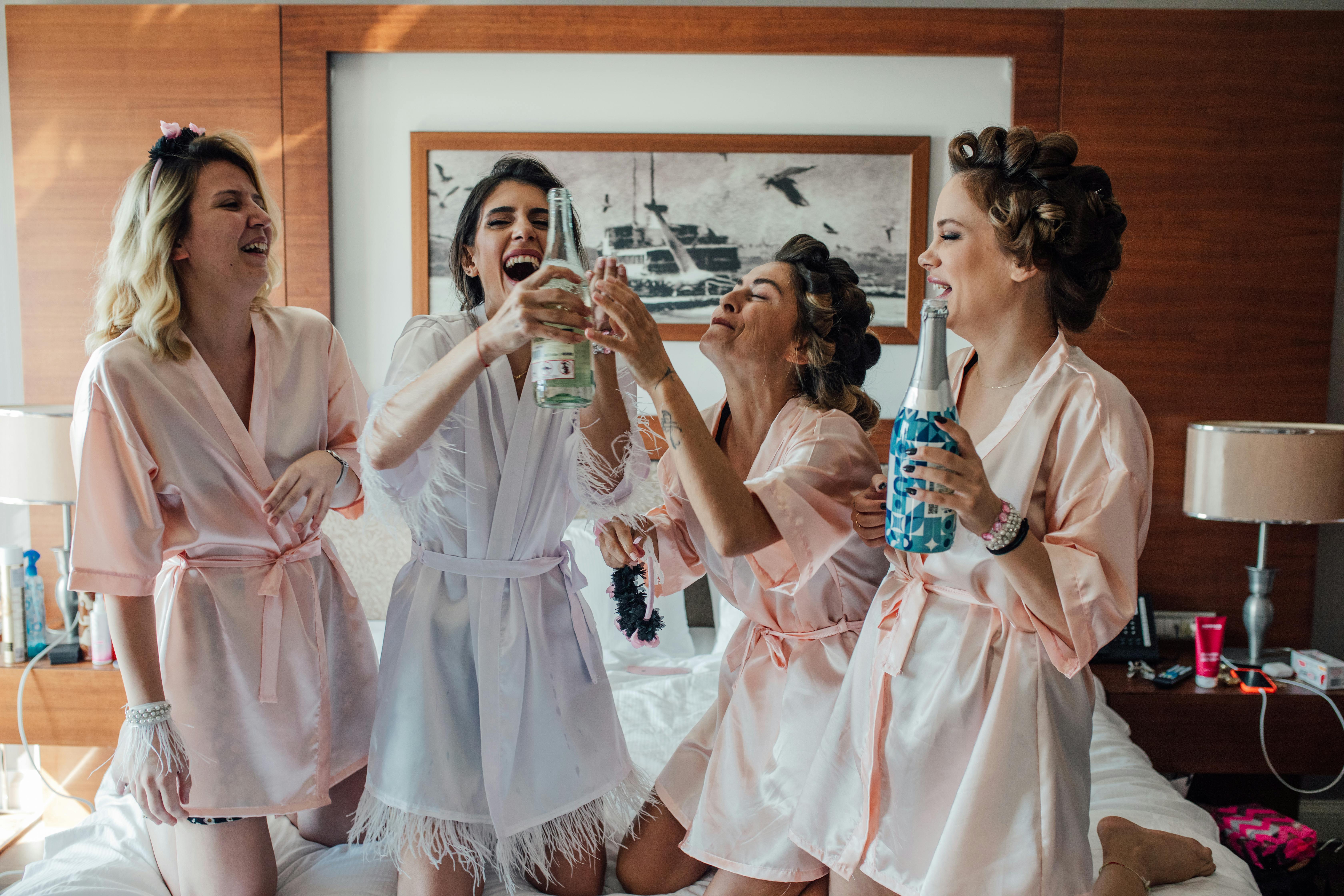 BRIDAL PARTY GETTING READY