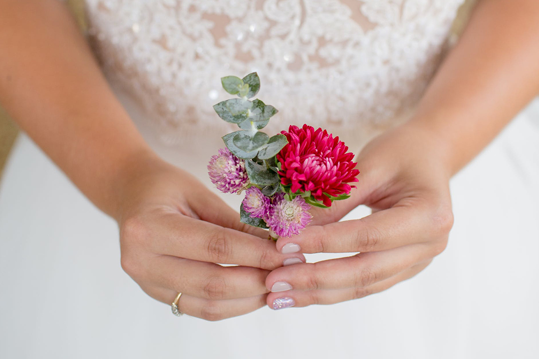 bride holding flowere