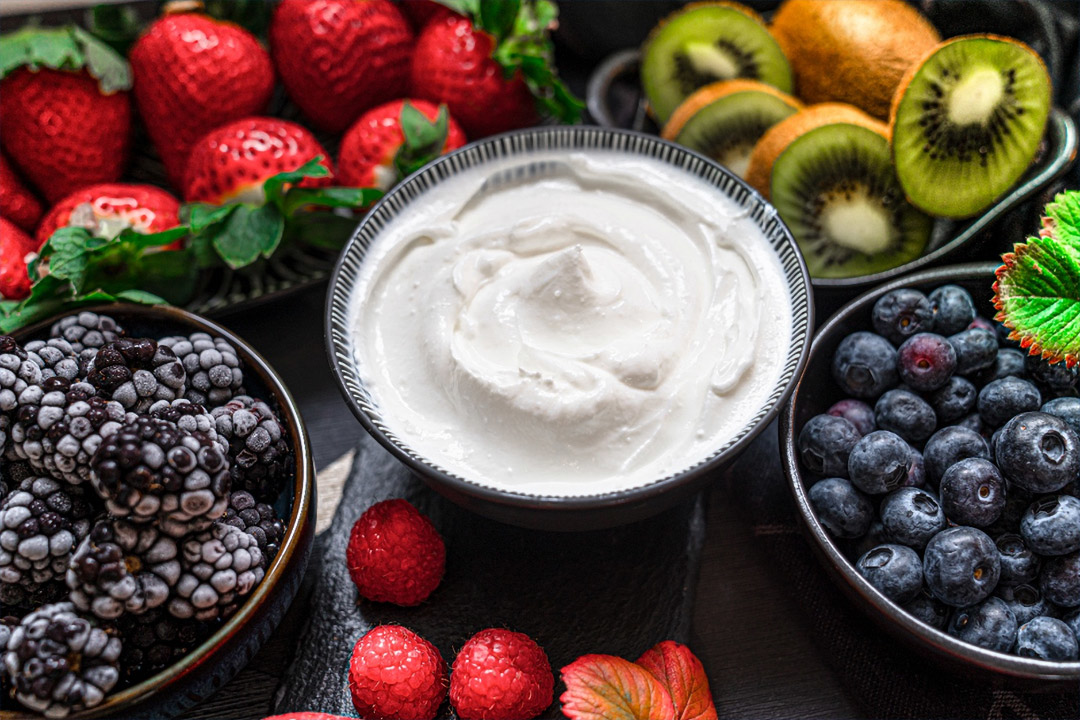Plusieurs sortes de fruits dans des coupes