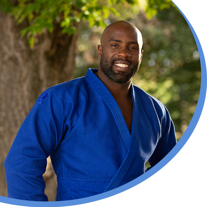 Teddy Riner souriant en kimono bleu